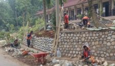 Proses pengerjaan Tembok Penahan Tanah (TPT) oleh PT Ridwan di wilayah Purwakarta tetap berlangsung meski terkendala hujan dengan intensitas tinggi.
