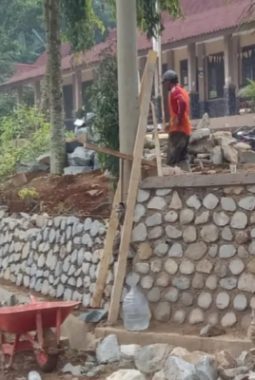 Proyek Pembangunan TPT di Purwakarta Tetap Berjalan Meski Terkendala Cuaca