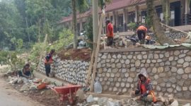 Proses pengerjaan Tembok Penahan Tanah (TPT) oleh PT Ridwan di wilayah Purwakarta tetap berlangsung meski terkendala hujan dengan intensitas tinggi.