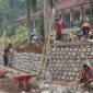 Proses pengerjaan Tembok Penahan Tanah (TPT) oleh PT Ridwan di wilayah Purwakarta tetap berlangsung meski terkendala hujan dengan intensitas tinggi.