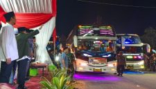 Wakil Bupati Sumenep KH Imam Hasyim saat melepas keberangkatan jemaah calon haji Kabupaten Sumenep tahun 2026 di GOR A. Yani Pangligur, Senin (11/5/2026).