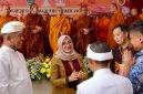 Bupati Banyuwangi Ipuk Fiestiandani bersama masyarakat lintas agama menyambut kedatangan rombongan Biksu Thudong di Kelenteng Tik Liong Tian, Rogojampi, Senin (11/5/2026).