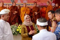 Bupati Banyuwangi Ipuk Fiestiandani bersama masyarakat lintas agama menyambut kedatangan rombongan Biksu Thudong di Kelenteng Tik Liong Tian, Rogojampi, Senin (11/5/2026).