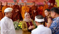 Bupati Banyuwangi Ipuk Fiestiandani bersama masyarakat lintas agama menyambut kedatangan rombongan Biksu Thudong di Kelenteng Tik Liong Tian, Rogojampi, Senin (11/5/2026).