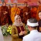 Bupati Banyuwangi Ipuk Fiestiandani bersama masyarakat lintas agama menyambut kedatangan rombongan Biksu Thudong di Kelenteng Tik Liong Tian, Rogojampi, Senin (11/5/2026).