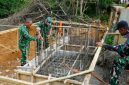 Dandim 0827/Sumenep Letkol Inf Citra Persada meninjau proses pengecoran pondasi Jembatan Perintis Garuda di Dusun Palean, Desa Ambunten Tengah, Kecamatan Ambunten, Senin (11/5/2026).
