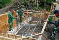 Dandim 0827/Sumenep Letkol Inf Citra Persada meninjau proses pengecoran pondasi Jembatan Perintis Garuda di Dusun Palean, Desa Ambunten Tengah, Kecamatan Ambunten, Senin (11/5/2026).