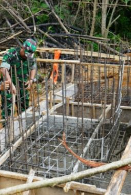Dandim Sumenep Kawal Langsung Pengecoran Pondasi Jembatan Perintis Garuda di Ambunten