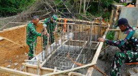 Dandim 0827/Sumenep Letkol Inf Citra Persada meninjau proses pengecoran pondasi Jembatan Perintis Garuda di Dusun Palean, Desa Ambunten Tengah, Kecamatan Ambunten, Senin (11/5/2026).