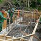 Dandim 0827/Sumenep Letkol Inf Citra Persada meninjau proses pengecoran pondasi Jembatan Perintis Garuda di Dusun Palean, Desa Ambunten Tengah, Kecamatan Ambunten, Senin (11/5/2026).