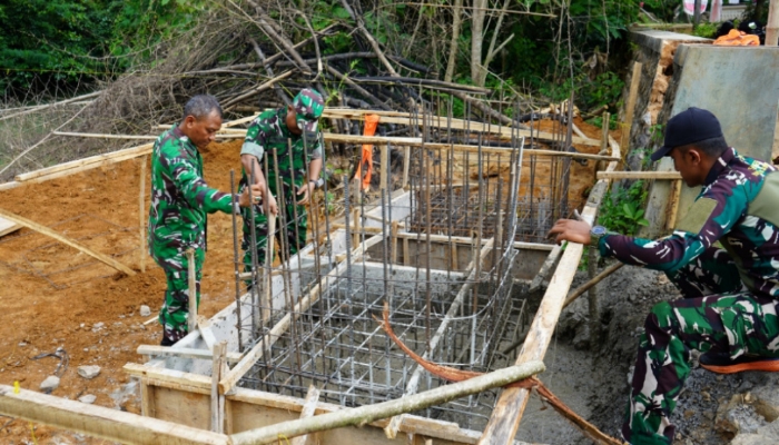 Dandim 0827/Sumenep Letkol Inf Citra Persada meninjau proses pengecoran pondasi Jembatan Perintis Garuda di Dusun Palean, Desa Ambunten Tengah, Kecamatan Ambunten, Senin (11/5/2026).