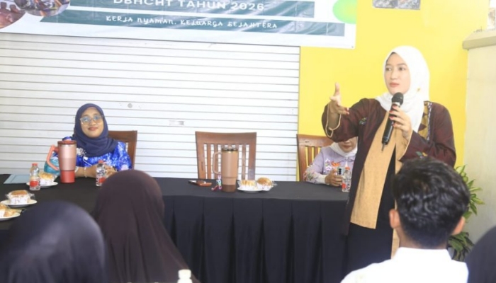 Ketua TP PKK Kabupaten Probolinggo Ning Marisa Juwitasari Moh Haris saat menyerahkan kartu BPJS Ketenagakerjaan kepada peserta pelatihan pengolahan hasil pertanian di Kecamatan Pajarakan.
