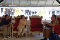 Ketua FSKN Kasultanan Sumenep RBM Chairil Anwar Gondodiwiryo saat menerima tim Balai Pelestarian Kebudayaan Jawa Timur di kawasan Keraton Sumenep, Selasa (12/5/2026).