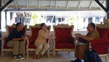 Ketua FSKN Kasultanan Sumenep RBM Chairil Anwar Gondodiwiryo saat menerima tim Balai Pelestarian Kebudayaan Jawa Timur di kawasan Keraton Sumenep, Selasa (12/5/2026).