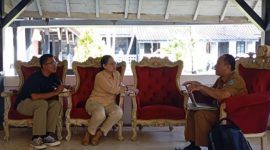 Ketua FSKN Kasultanan Sumenep RBM Chairil Anwar Gondodiwiryo saat menerima tim Balai Pelestarian Kebudayaan Jawa Timur di kawasan Keraton Sumenep, Selasa (12/5/2026).