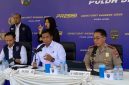 Kombes Pol Bimo Ariyanto Dirresiber Polda Jatim dalam konferensi pers ungkap kasus sindikat penipuan segitia mobil, Senin (11/5/2026). Foto: Wildan suarasurabaya.net