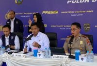 Kombes Pol Bimo Ariyanto Dirresiber Polda Jatim dalam konferensi pers ungkap kasus sindikat penipuan segitia mobil, Senin (11/5/2026). Foto: Wildan suarasurabaya.net