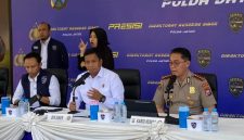 Kombes Pol Bimo Ariyanto Dirresiber Polda Jatim dalam konferensi pers ungkap kasus sindikat penipuan segitia mobil, Senin (11/5/2026). Foto: Wildan suarasurabaya.net