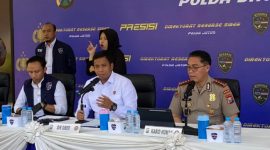 Kombes Pol Bimo Ariyanto Dirresiber Polda Jatim dalam konferensi pers ungkap kasus sindikat penipuan segitia mobil, Senin (11/5/2026). Foto: Wildan suarasurabaya.net