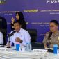 Kombes Pol Bimo Ariyanto Dirresiber Polda Jatim dalam konferensi pers ungkap kasus sindikat penipuan segitia mobil, Senin (11/5/2026). Foto: Wildan suarasurabaya.net