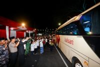 Bupati Banyuwangi Ipuk Fiestiandani bersama jajaran pemerintah daerah saat melepas keberangkatan jemaah haji di depan Kantor Pemkab Banyuwangi, Selasa (12/5/2026) malam.