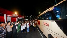 Bupati Banyuwangi Ipuk Fiestiandani bersama jajaran pemerintah daerah saat melepas keberangkatan jemaah haji di depan Kantor Pemkab Banyuwangi, Selasa (12/5/2026) malam.