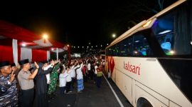 Bupati Banyuwangi Ipuk Fiestiandani bersama jajaran pemerintah daerah saat melepas keberangkatan jemaah haji di depan Kantor Pemkab Banyuwangi, Selasa (12/5/2026) malam.