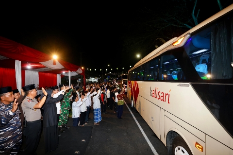 Bupati Banyuwangi Ipuk Fiestiandani bersama jajaran pemerintah daerah saat melepas keberangkatan jemaah haji di depan Kantor Pemkab Banyuwangi, Selasa (12/5/2026) malam.