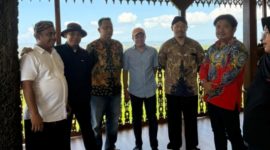 Ketua DPC ISSITA Sumenep Dr. Naghfir mendampingi Staf Khusus Menteri Kebudayaan RI Basuki Teguh Yuwono saat kunjungan budaya di Kabupaten Sumenep, Jumat (15/5/2026).