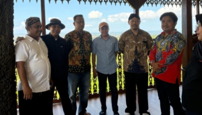 Ketua DPC ISSITA Sumenep Dr. Naghfir mendampingi Staf Khusus Menteri Kebudayaan RI Basuki Teguh Yuwono saat kunjungan budaya di Kabupaten Sumenep, Jumat (15/5/2026).
