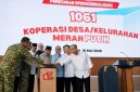 Prabowo Subianto saat meresmikan operasionalisasi 1.061 Koperasi Desa/Kelurahan Merah Putih (KDKMP) di Kabupaten Nganjuk, Jawa Timur, Sabtu (16/5/2026).