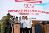 Prabowo Subianto saat meresmikan operasionalisasi 1.061 Koperasi Desa/Kelurahan Merah Putih (KDKMP) di Kabupaten Nganjuk, Jawa Timur, Sabtu (16/5/2026).