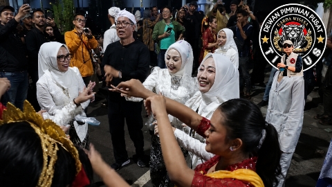 Sejumlah pejabat Pemerintah Kabupaten Purwakarta saat menghadiri sebuah acara yang belakangan menjadi sorotan publik setelah video suasana hiburan tersebar di media sosial.