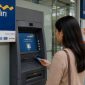 Ilustrasi nasabah melakukan transaksi di mesin ATM salah satu bank nasional di Jakarta.
