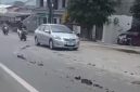 Kondisi jalan di wilayah Sukatani, Purwakarta, dipenuhi tanah yang berserakan diduga akibat aktivitas kendaraan pengangkut tanah dari lokasi galian.