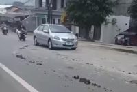 Kondisi jalan di wilayah Sukatani, Purwakarta, dipenuhi tanah yang berserakan diduga akibat aktivitas kendaraan pengangkut tanah dari lokasi galian.