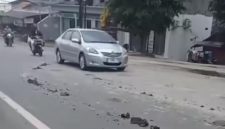 Kondisi jalan di wilayah Sukatani, Purwakarta, dipenuhi tanah yang berserakan diduga akibat aktivitas kendaraan pengangkut tanah dari lokasi galian.