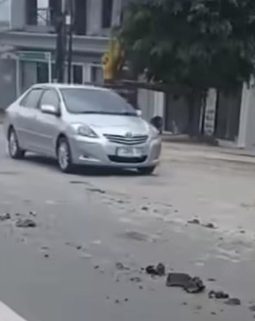 Jalan Sukatani Dipenuhi Tanah Berserakan, Pengendara Diminta Tingkatkan Kewaspadaan
