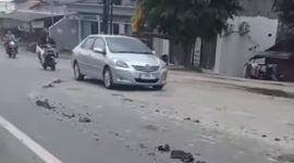 Kondisi jalan di wilayah Sukatani, Purwakarta, dipenuhi tanah yang berserakan diduga akibat aktivitas kendaraan pengangkut tanah dari lokasi galian.