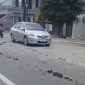 Kondisi jalan di wilayah Sukatani, Purwakarta, dipenuhi tanah yang berserakan diduga akibat aktivitas kendaraan pengangkut tanah dari lokasi galian.