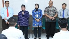 Wakil Bupati Sumenep KH Imam Hasyim didampingi Direktur RSUD dr. H. Moh. Anwar Sumenep meninjau langsung pelaksanaan tes CAT rekrutmen pegawai BLUD non-ASN di UNIBA Madura, Rabu (20/05/2026).