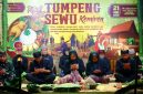 Bupati Banyuwangi Ipuk Fiestiandani bersama warga mengikuti tradisi Tumpeng Sewu di Desa Kemiren, Kecamatan Glagah, Banyuwangi, Kamis (21/5/2026). Tradisi tahunan masyarakat Osing tersebut digelar sebagai bentuk rasa syukur sekaligus upaya melestarikan budaya lokal.
