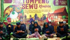 Bupati Banyuwangi Ipuk Fiestiandani bersama warga mengikuti tradisi Tumpeng Sewu di Desa Kemiren, Kecamatan Glagah, Banyuwangi, Kamis (21/5/2026). Tradisi tahunan masyarakat Osing tersebut digelar sebagai bentuk rasa syukur sekaligus upaya melestarikan budaya lokal.