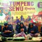 Bupati Banyuwangi Ipuk Fiestiandani bersama warga mengikuti tradisi Tumpeng Sewu di Desa Kemiren, Kecamatan Glagah, Banyuwangi, Kamis (21/5/2026). Tradisi tahunan masyarakat Osing tersebut digelar sebagai bentuk rasa syukur sekaligus upaya melestarikan budaya lokal.