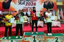 Atlet PSN Perisai Putih Cabang Sumenep, Fetum Muxin Al-Katiri, menerima medali emas usai tampil sebagai juara pada Kejuaraan Pencak Silat Provinsi Jawa Timur 2026 di Surabaya.