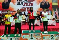 Atlet PSN Perisai Putih Cabang Sumenep, Fetum Muxin Al-Katiri, menerima medali emas usai tampil sebagai juara pada Kejuaraan Pencak Silat Provinsi Jawa Timur 2026 di Surabaya.