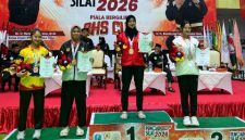 Atlet PSN Perisai Putih Cabang Sumenep, Fetum Muxin Al-Katiri, menerima medali emas usai tampil sebagai juara pada Kejuaraan Pencak Silat Provinsi Jawa Timur 2026 di Surabaya.
