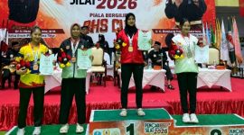 Atlet PSN Perisai Putih Cabang Sumenep, Fetum Muxin Al-Katiri, menerima medali emas usai tampil sebagai juara pada Kejuaraan Pencak Silat Provinsi Jawa Timur 2026 di Surabaya.