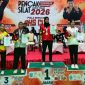 Atlet PSN Perisai Putih Cabang Sumenep, Fetum Muxin Al-Katiri, menerima medali emas usai tampil sebagai juara pada Kejuaraan Pencak Silat Provinsi Jawa Timur 2026 di Surabaya.