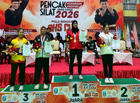 Atlet PSN Perisai Putih Cabang Sumenep, Fetum Muxin Al-Katiri, menerima medali emas usai tampil sebagai juara pada Kejuaraan Pencak Silat Provinsi Jawa Timur 2026 di Surabaya.